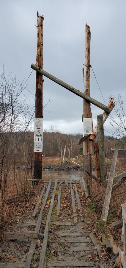 Photo-reportage : les dommages causés à la passerelle pour motoneiges