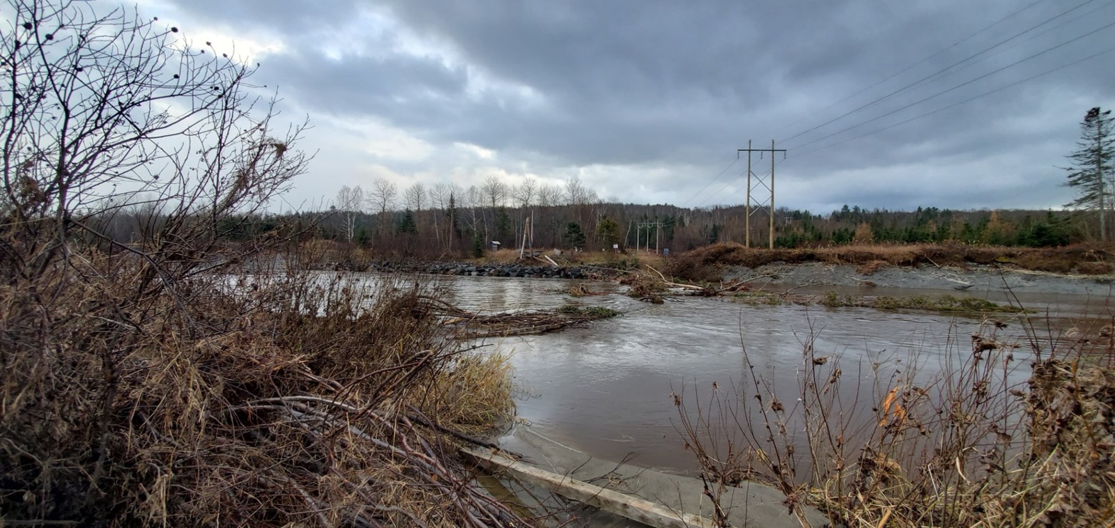 Photo-reportage : les dommages causés à la passerelle pour motoneiges
