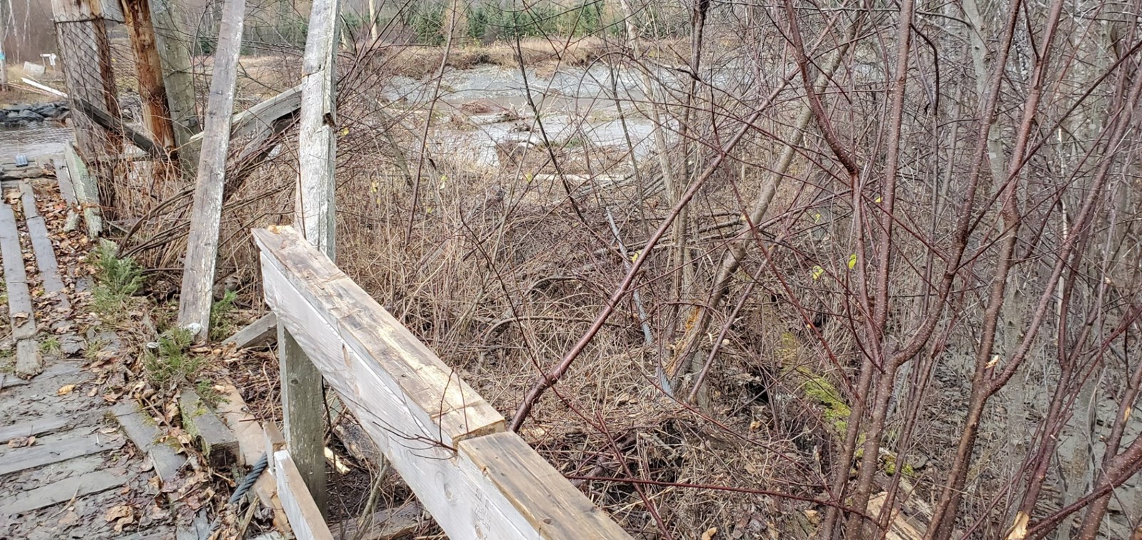 Photo-reportage : les dommages causés à la passerelle pour motoneiges