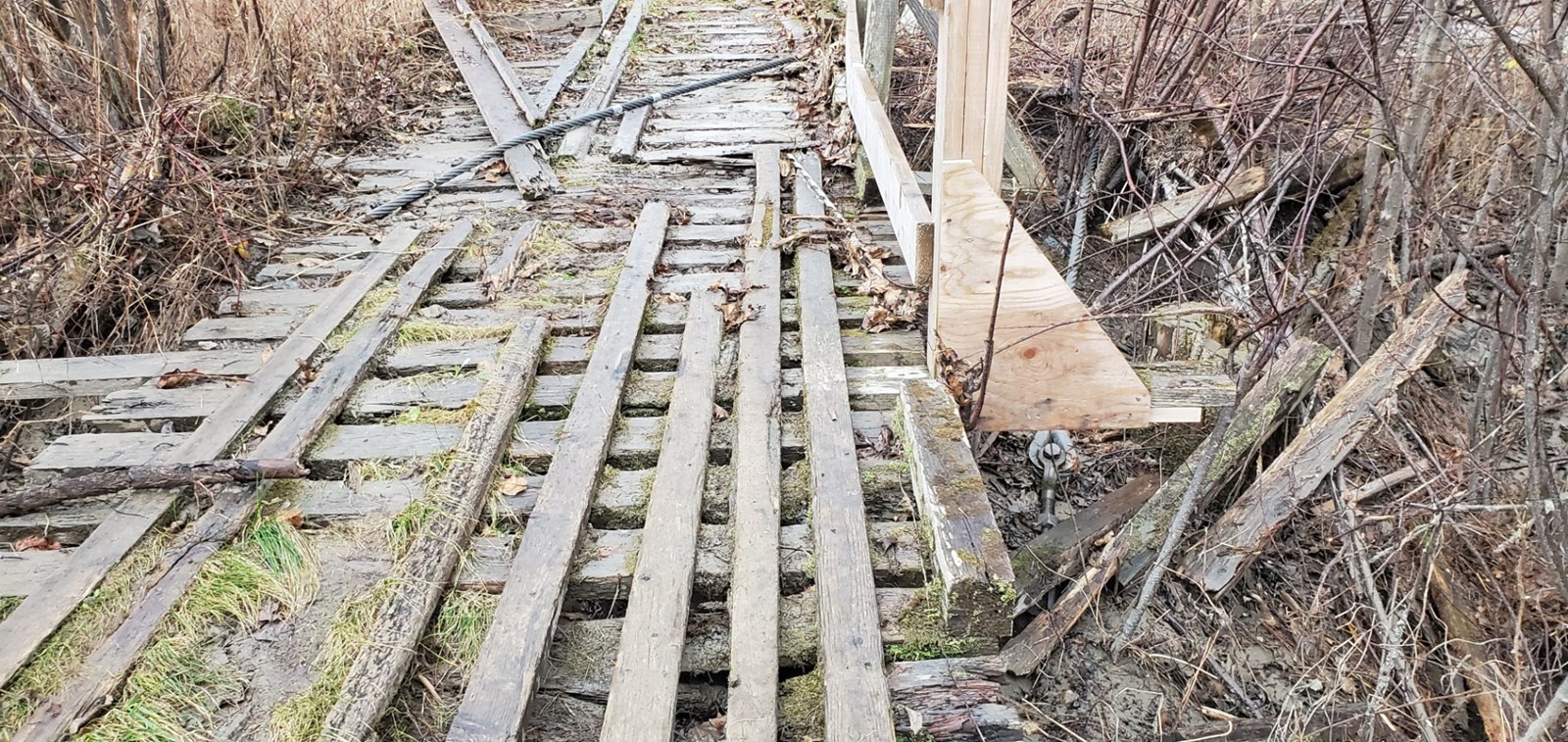 Photo-reportage : les dommages causés à la passerelle pour motoneiges