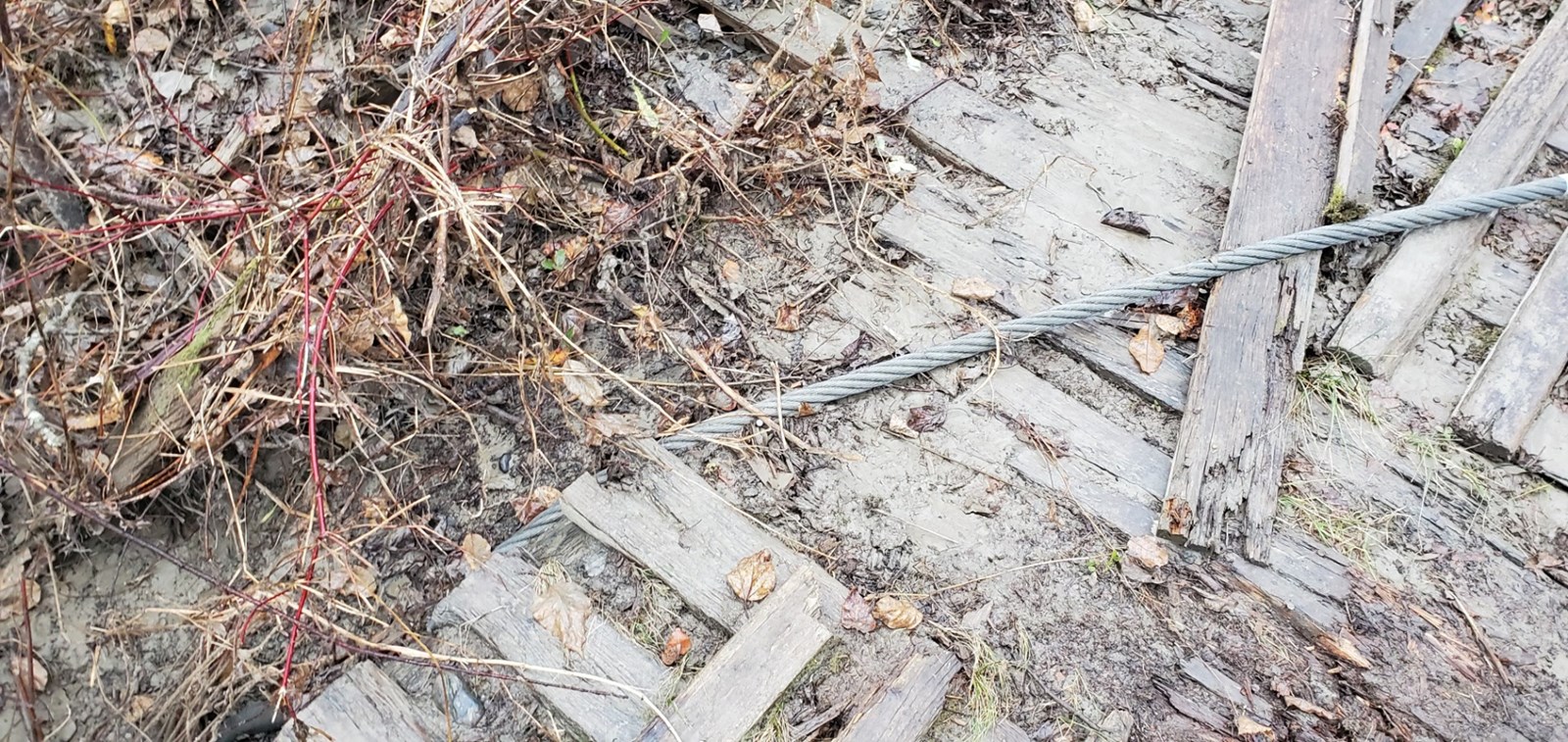 Photo-reportage : les dommages causés à la passerelle pour motoneiges
