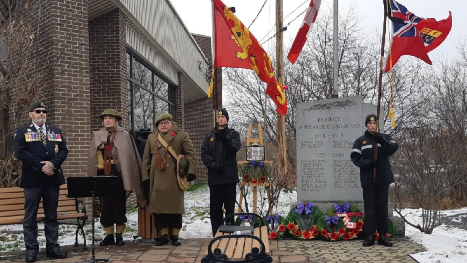 M. Bélanger est accompagné par messieurs Jean-Pierre et Christian Lagueux, tous deux enseignants qui, avec fierté, endossaient le rôle de deux soldats canadiens de la Deuxième Guerre mondiale lors du Jour J, le 6 juin 1944; ainsi que deux cadets qui portent précieusement un drapeau de la Normandie et l’ancien drapeau canadien de 1940.