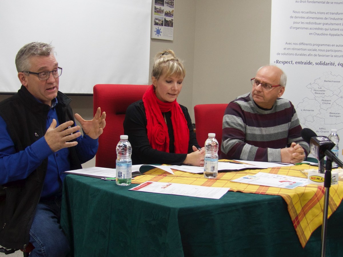 Sylvain Bourque, président des producteurs de bovins de la Chaudière-Appalaches-Sud, Manon Carrier, responsable des relations externes chez Moisson Beauce et Benoit Gireaudo, président du CA de Moisson Beauce en conférence de presse ce matin.