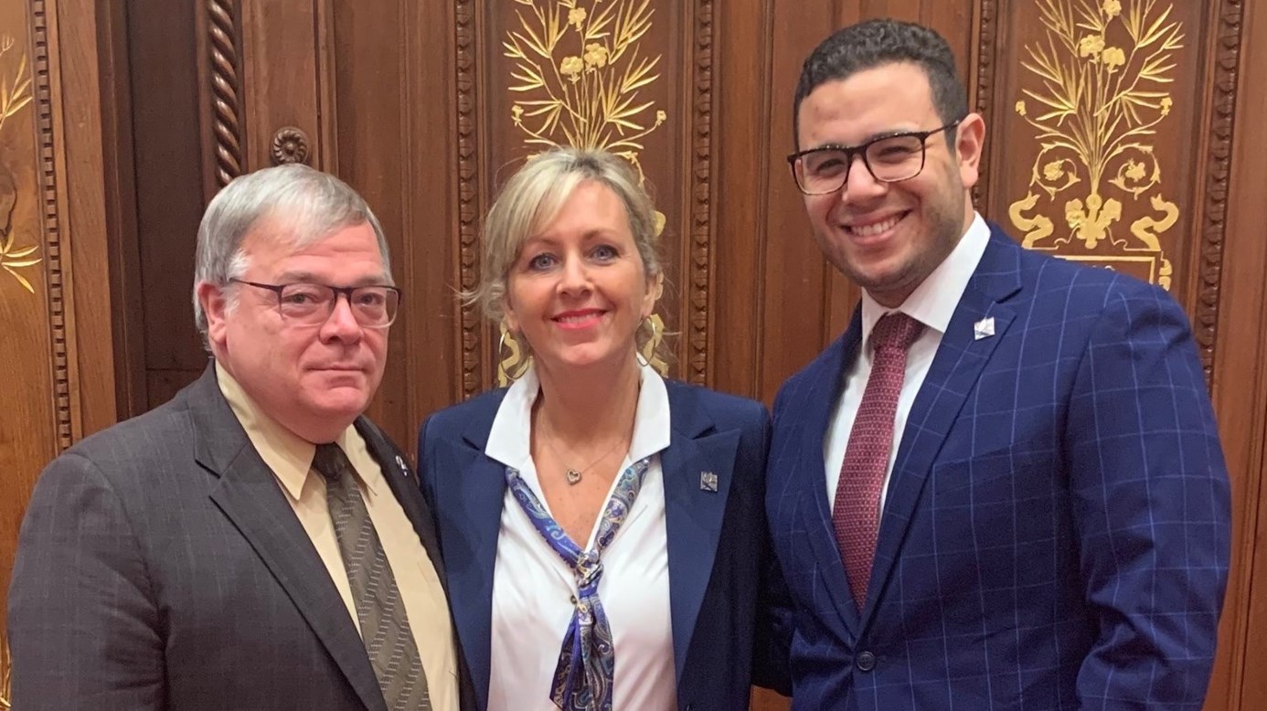 Luc Provençal, député de Beauce-Nord et Samuel Poulin, député de Beauce-Sud entourant la ministre des Affaires municipales et de l’Habitation, Andrée Laforest.