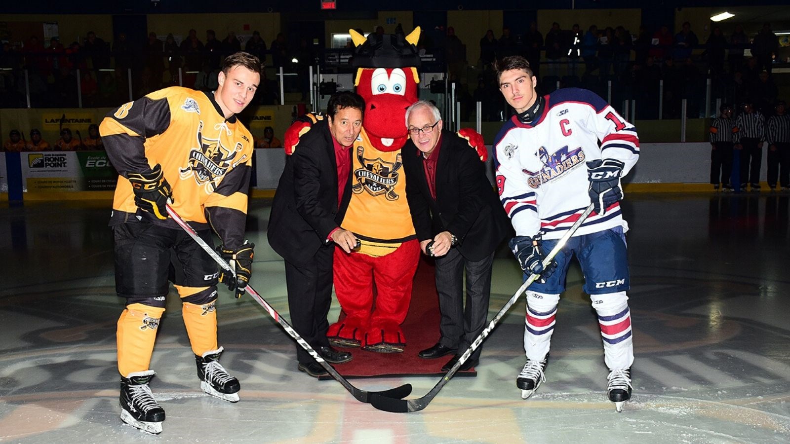 Daniel Lemieux, directeur du IGA de Lévis, a procédé à la mise au jeu protocolaire du match, vendredi, en compagnie du président Martial Robert.