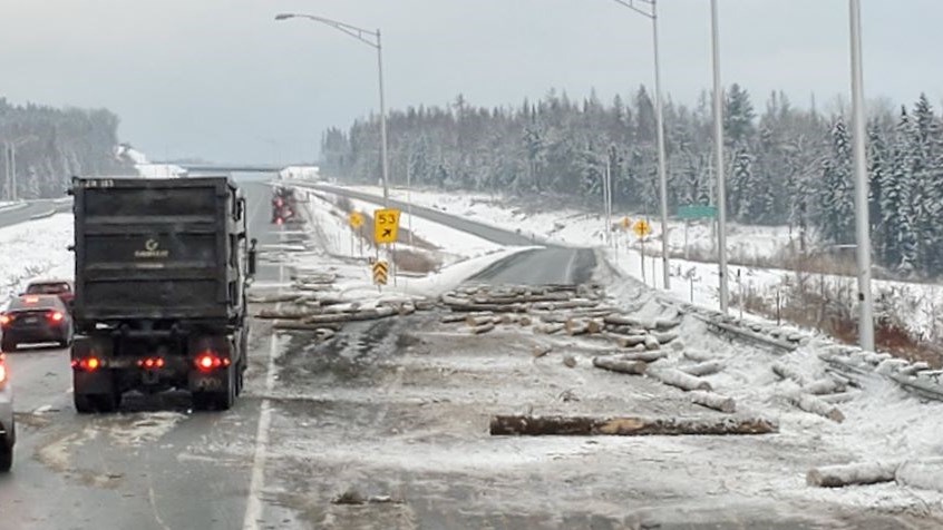 Un camion semi-remorque renversé sur la 73 Sud à Notre-Dame-des-Pins