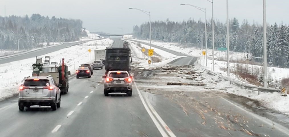 Un camion semi-remorque renversé sur la 73 Sud à Notre-Dame-des-Pins