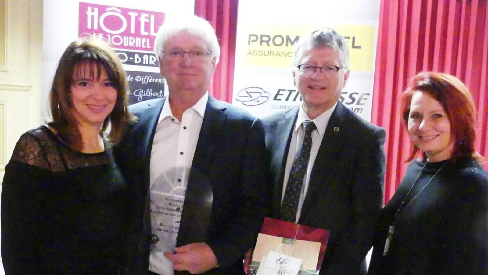 Annick Gagnon et Lyne Groleau, de la Chambre de commerce, entourent le conférencier Michel Leroux et le maire Pierre Gilbert.