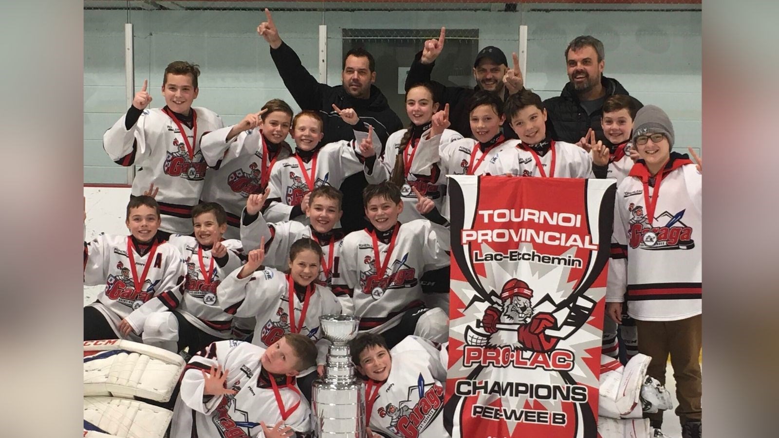 Le Garaga pee-wee B remporte la bannière de champions