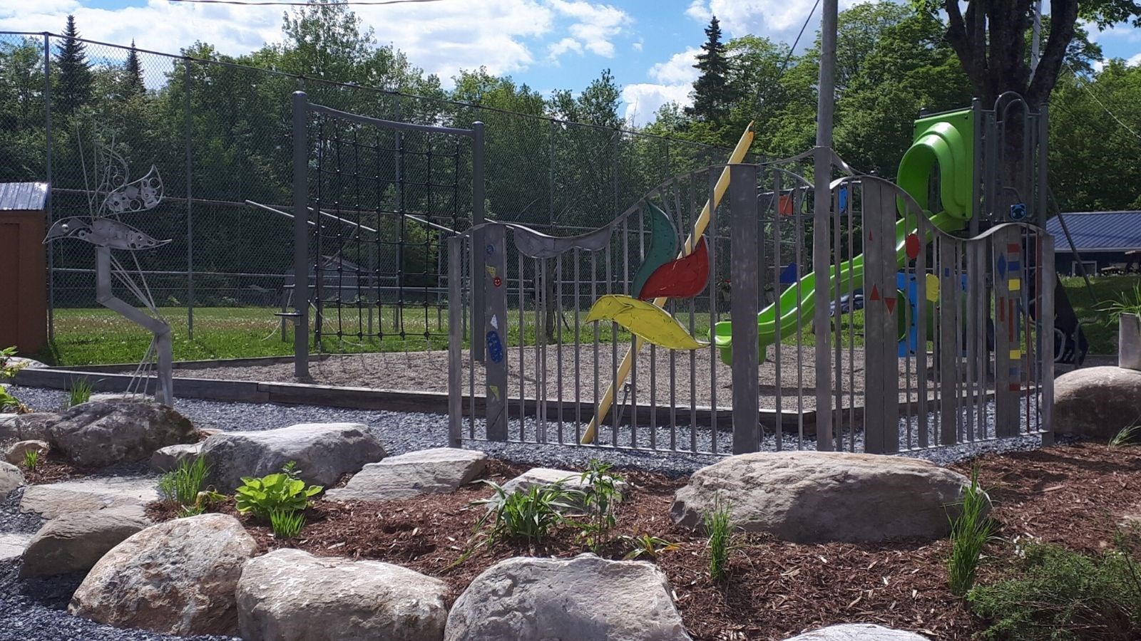 Projet Les Arts de la rue – présenté par Cogeco en 2019 : Réalisée par l’artiste beauceronne Michelle Giguère à partir de matériaux recyclés, elle représente un oiseau, emblème de la Municipalité, et fait également office de barrière afin de sécuriser le parc de modules de jeux. Les enfants de Saint-Philibert ont participé en peignant l’œuvre à divers endroits. Les entreprises locales Fernand Bégin et Jonction Métaux ont collaboré par le don de matériaux.