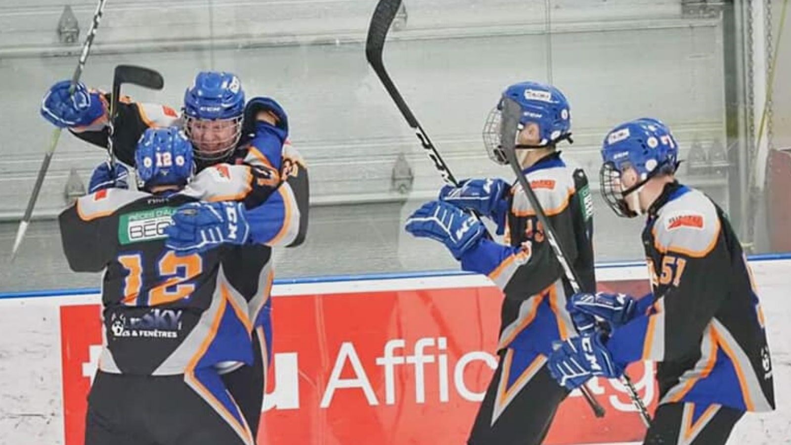 L'Assurancia junior AA met la main sur la banderole de champion