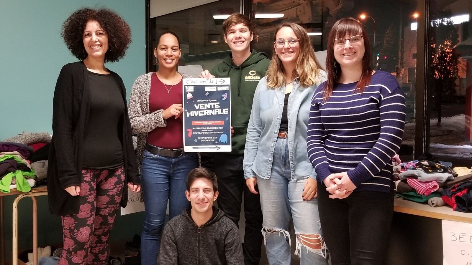 Les quatre participants du projet de volontariat et les responsables du projet.
1re rangée : Olivier Pavlicic. 2e rangée : Valérie Romain (stagiaire), Anne Christelle Phileas, Morgan Katjounis, Maëlys Delgado, Sarah Labbé (intervenante).