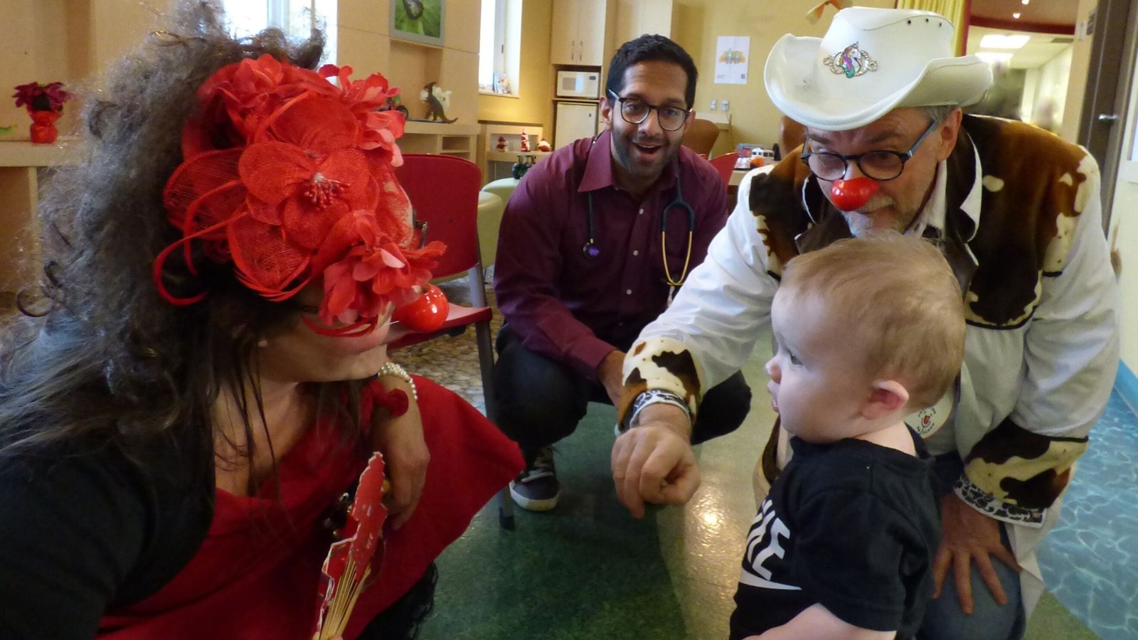 Dr Frog (Alexis Roy), Dre Ayayaï (Amélie Plaisance), Déreck et Dr Bruce Dr Souza au Centre ambulatoire pédiatrique de l’Hôpital de Saint-Georges.