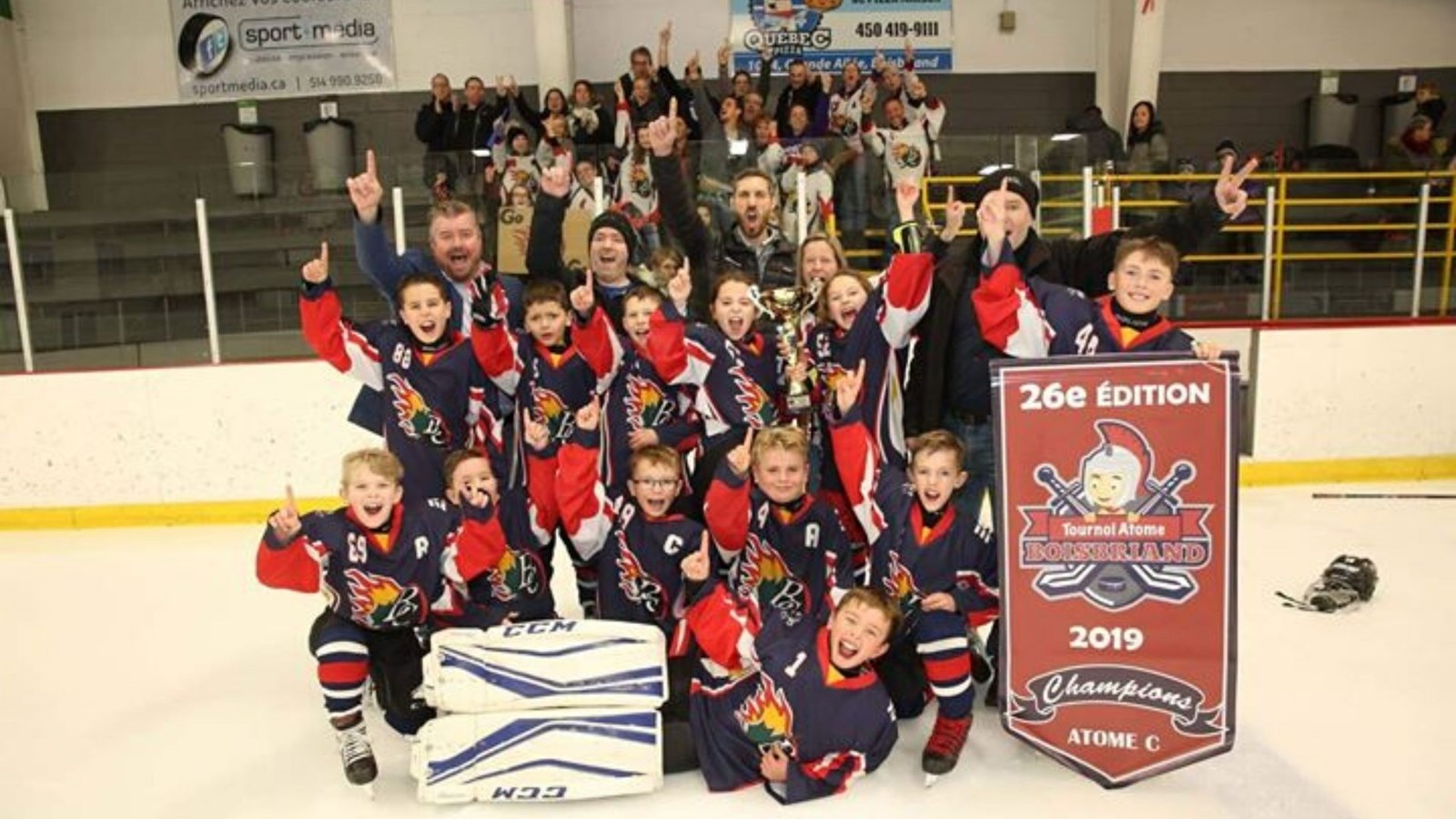 Les Baroudeurs Beauce-Centre Atome C ont remporté la bannière du tournoi de Boisbriand.