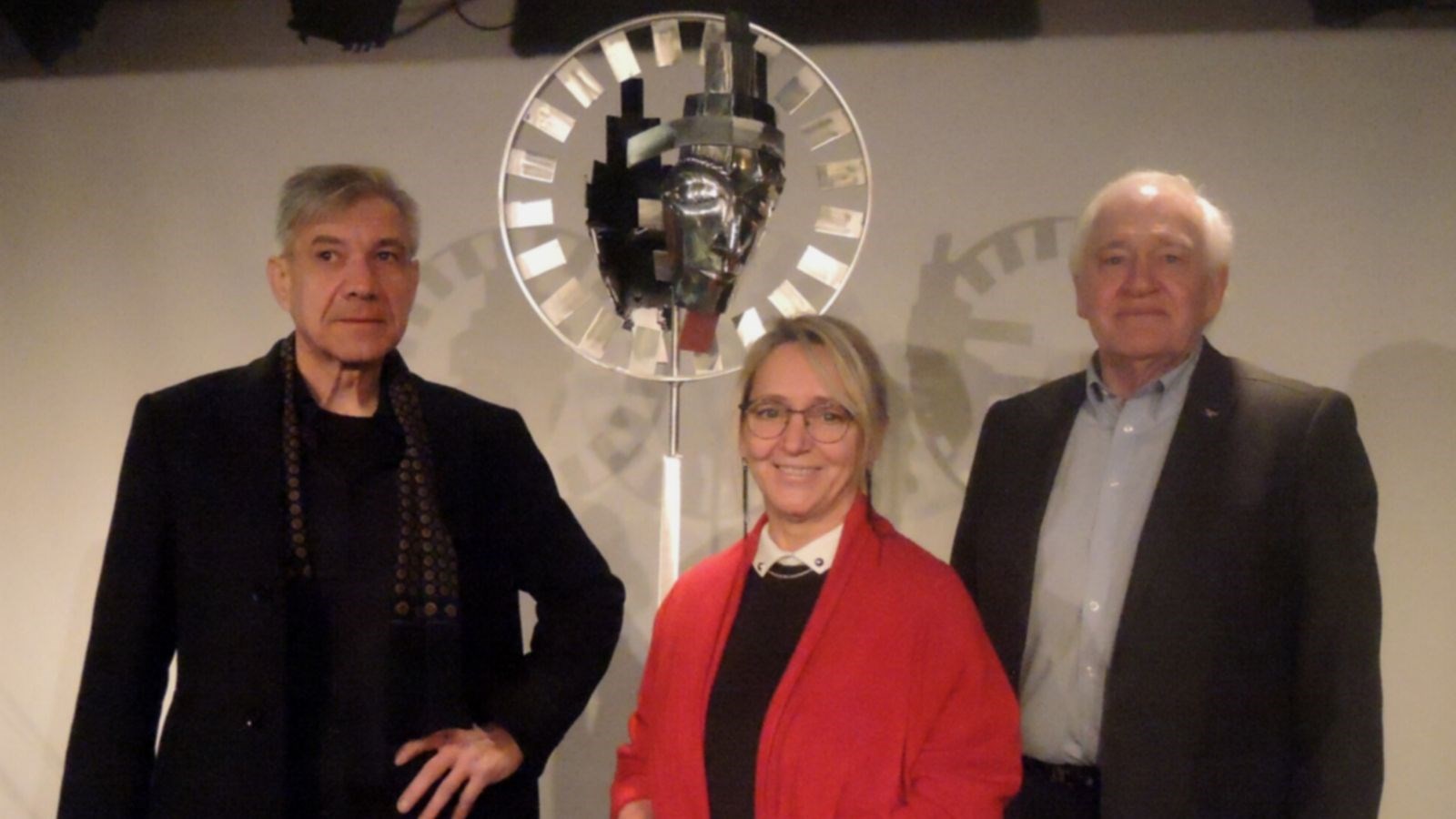 Le président du conseil d'administration de Beauce Art, Paul Baillargeon, en compagnie des artistes Béla Simo et Michelle Giguère.