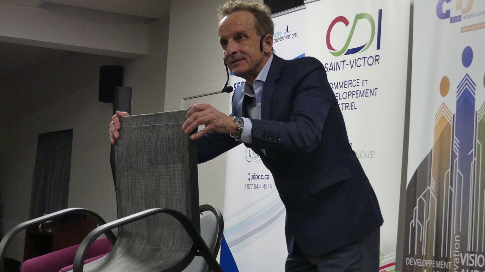 Les générations, illustrées par des chaises, que Carol Allain utilise comme un magicien de scène.