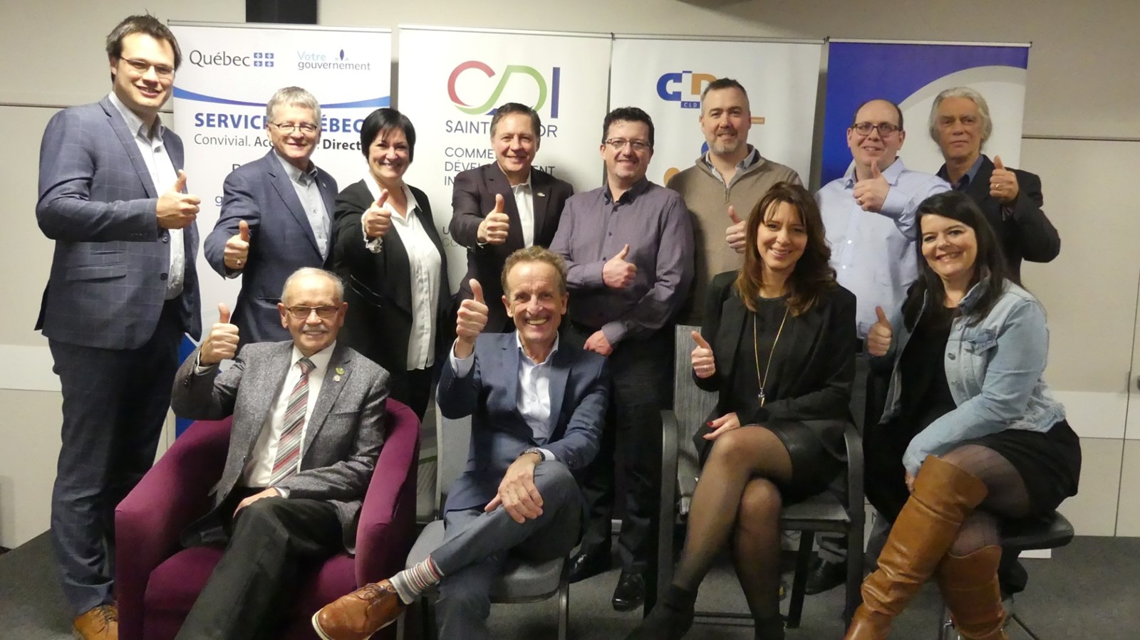 Le comité organisateur entoure le conférencier.