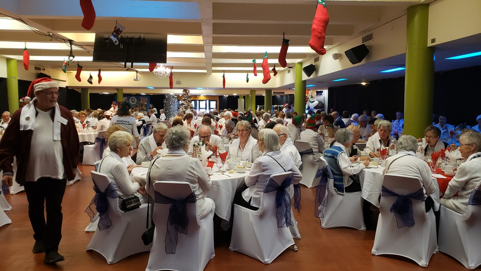 Les participants étaient tout de blanc vêtus.