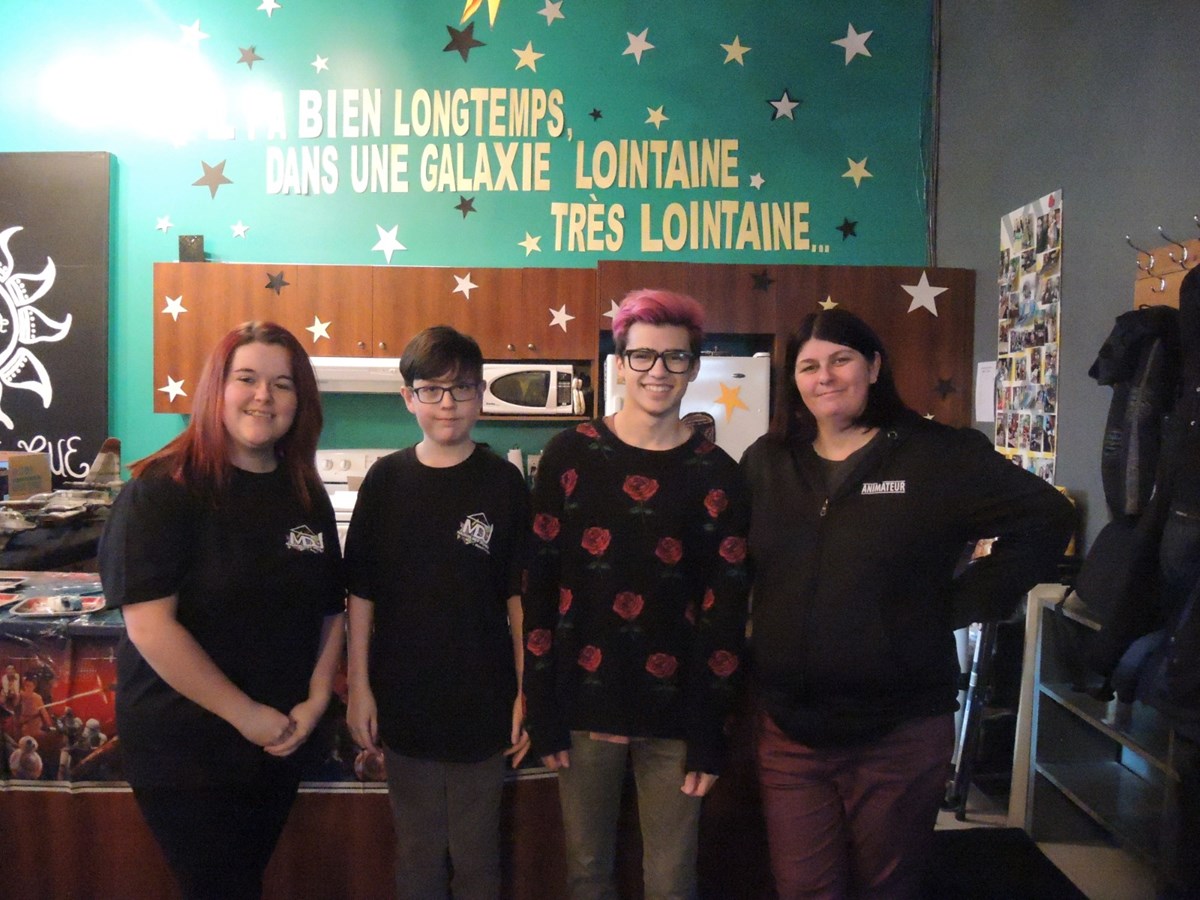 La directrice de la Maison des jeunes de Beauce-Sartigan, Julie Barrette, en compagnie de quelques-uns des adolescents qui se sont impliqués dans l'exposition.