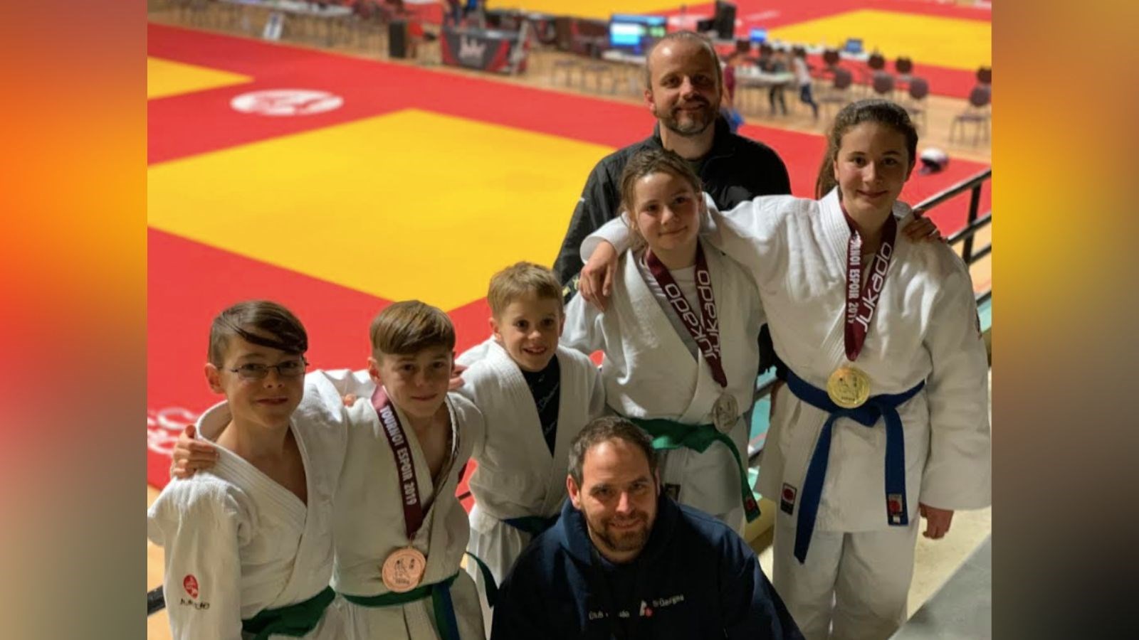 La délégation de Judo Beauce LESVA au tournoi Espoir provincial 2019. De gauche à droite, Alex Vachon, Samuel Lespérance, William Maheux, Léah Michaud et Charline Bourque, en compagnie de leurs entraîneurs, Martin Beaulieu et Sylvain Michaud.