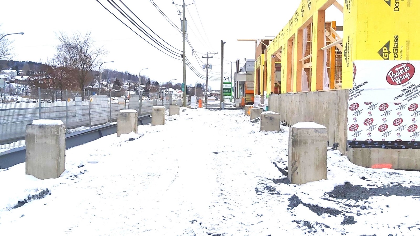 Voici les piliers qui recevront la terrasse. On remarque le niveau d'élévation par rapport au boulevard Renault.