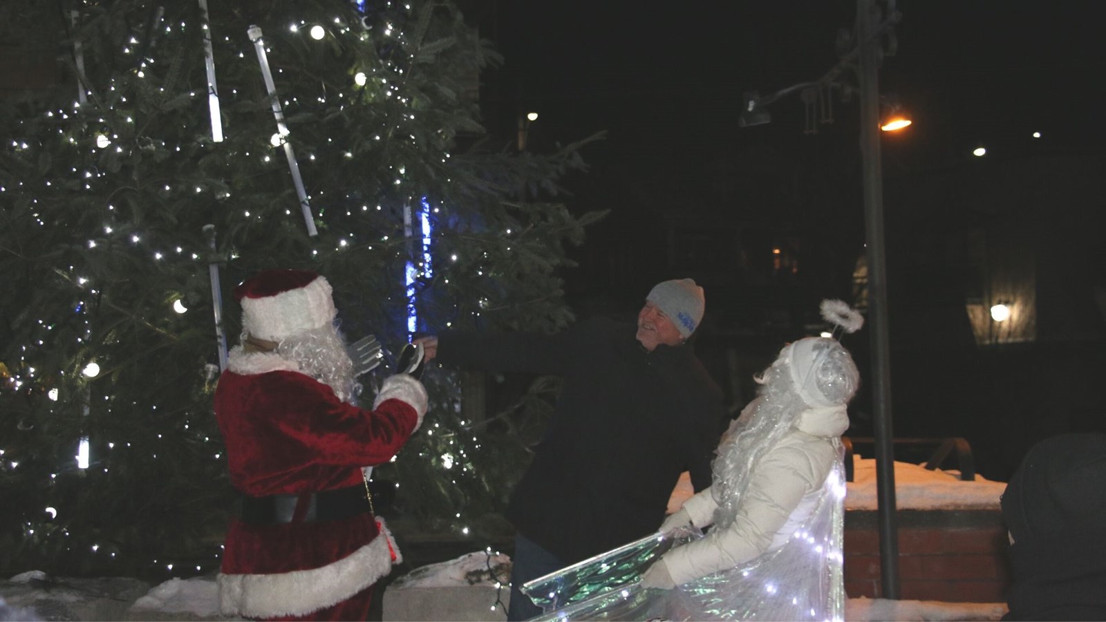 Le maire, François Veilleux a procédé à l'illumination du sapin de Noël.
