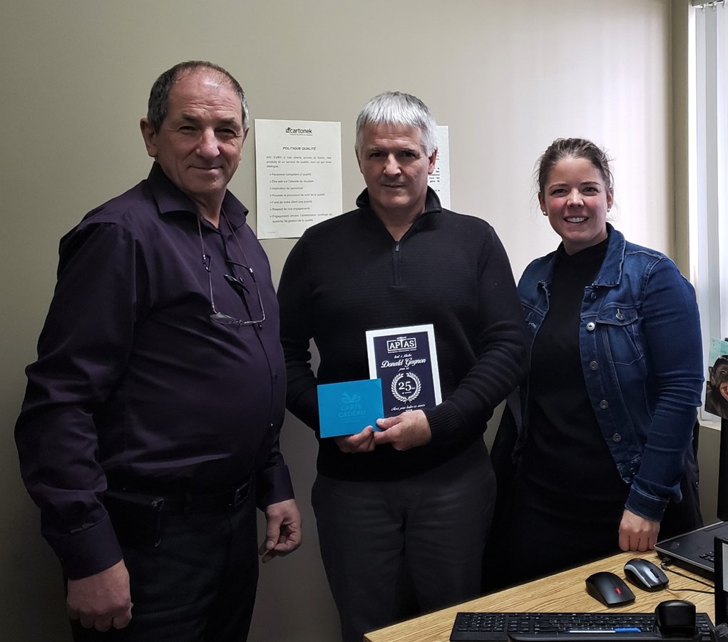 De gauche à droite, Donald Gagnon est entouré de Lionel Bisson, directeur général du Groupe APTAS, et de Caroline Gagné, responsable des ressources humaines.