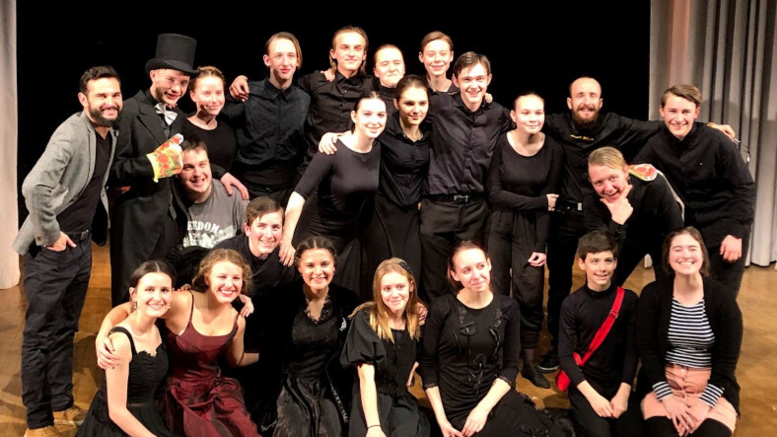 La troupe en compagnie des comédiens russes.