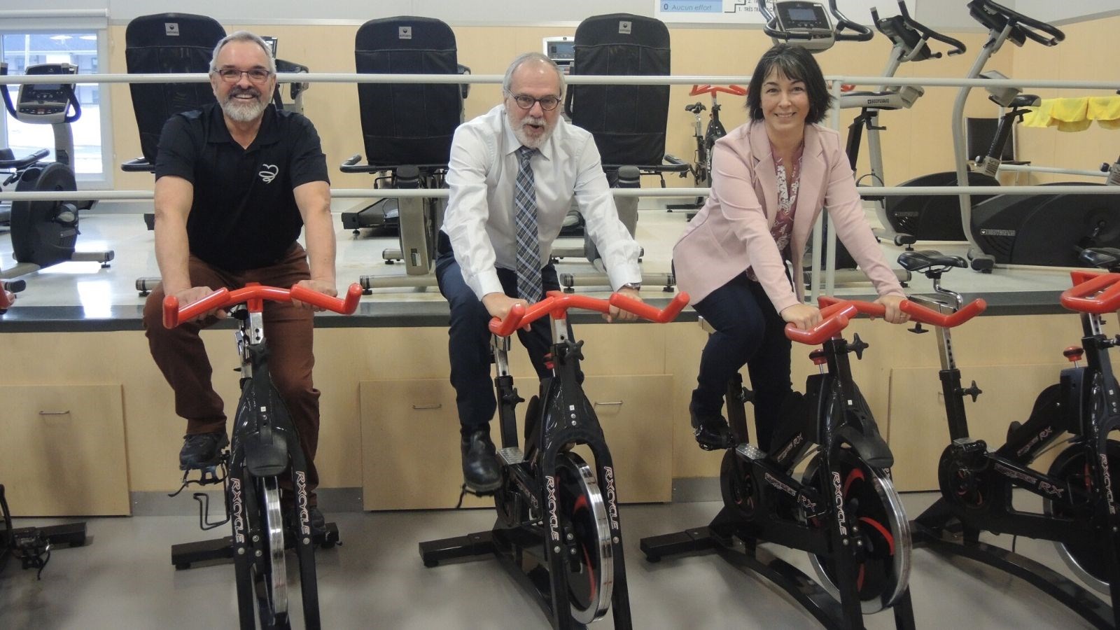 Denis Bolduc, président de la Fondation du cœur Beauce-Etchemin, le maire de Saint-Georges, Claude Morin, et la nouvelle directrice du Pavillon du cœur, Chantal Quirion.