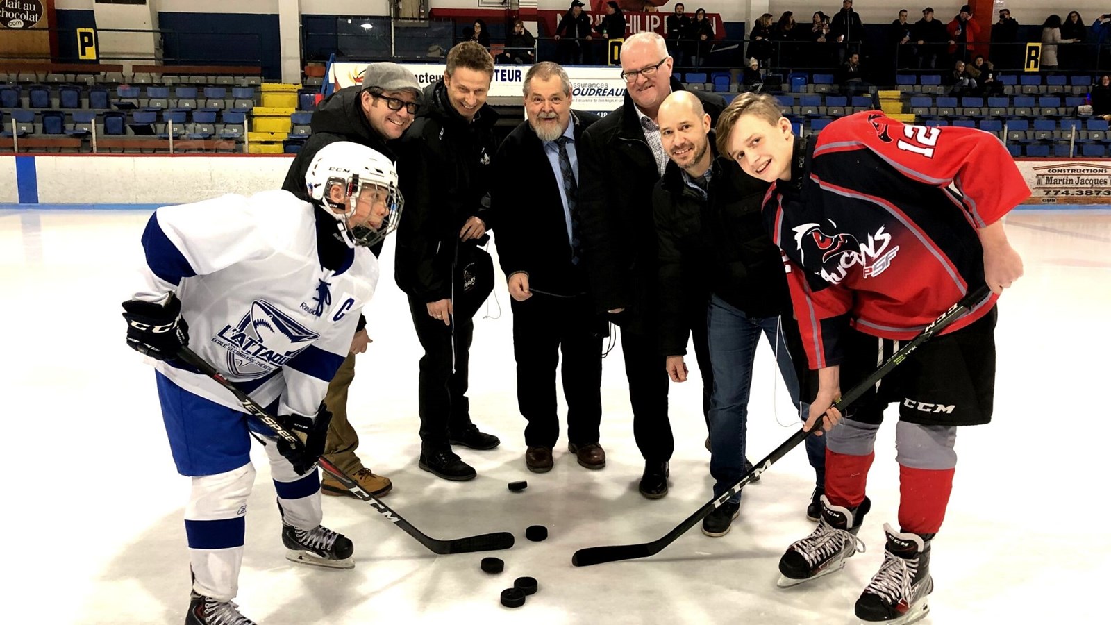 Mise au jeu protocolaire. De gauche à droite: Simon Fecteau (Autobus Fecteau), Stéphane Boulanger (directeur de la Polyvalente Saint-François), Simon Lessard (attaché politique du député Luc Provençal), François Veilleux (maire) et Vincent Breton (Solution Profil Financier).
