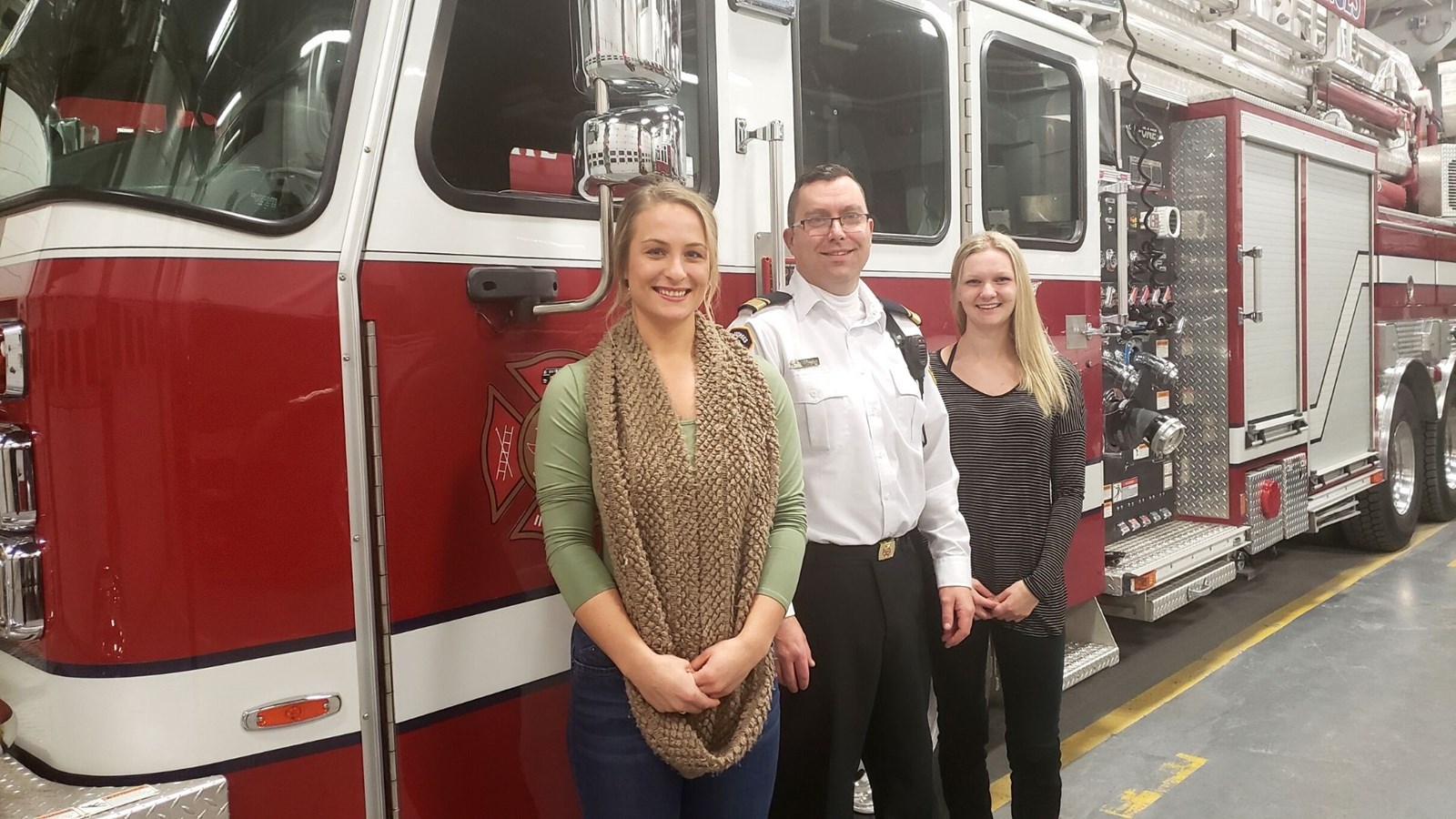 Les deux nouvelle recrues en compagnie du chef de Division du service d'Incendie de Saint-Georges, Frédéric Morin.