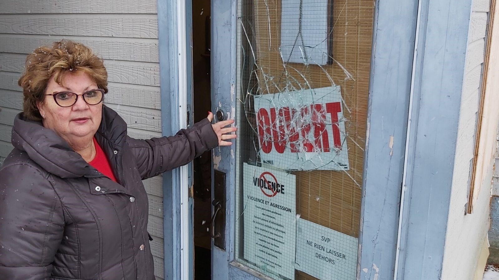 Brigitte Bélanger montrant les dommages portés à l'établissement.