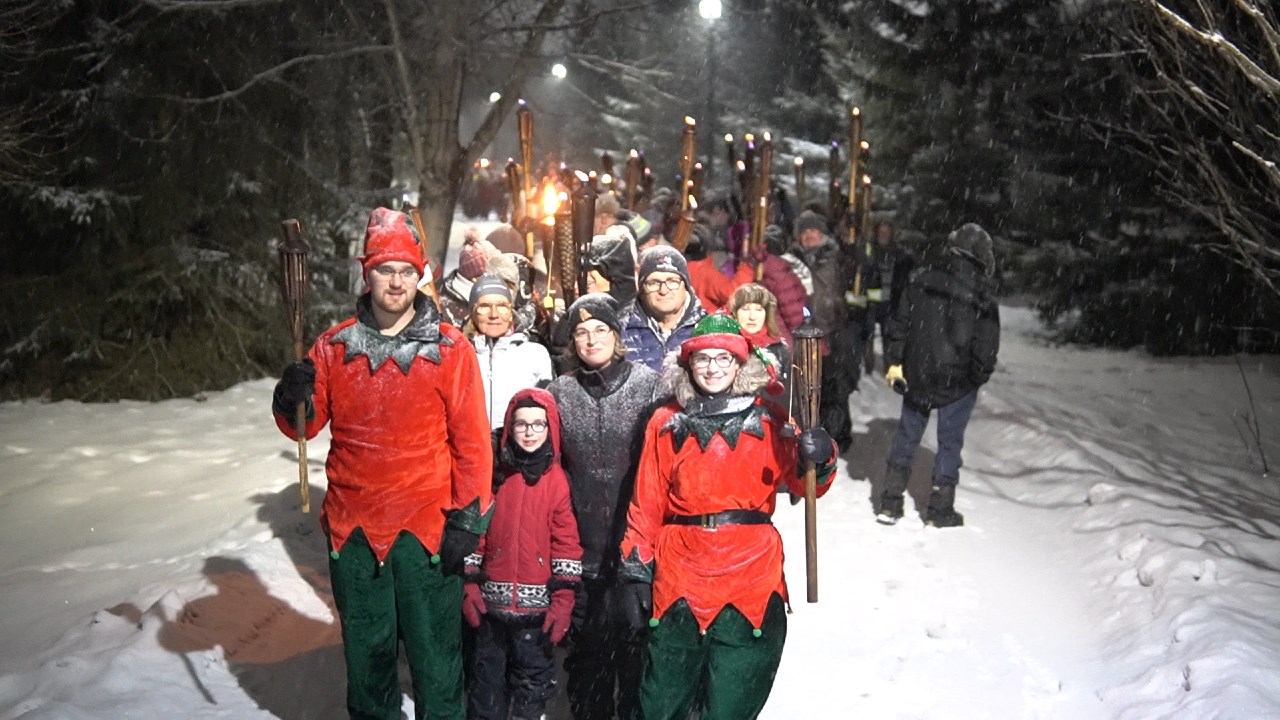 Les lutins du Père Noël guidaient les participants tout le long de la marche. 