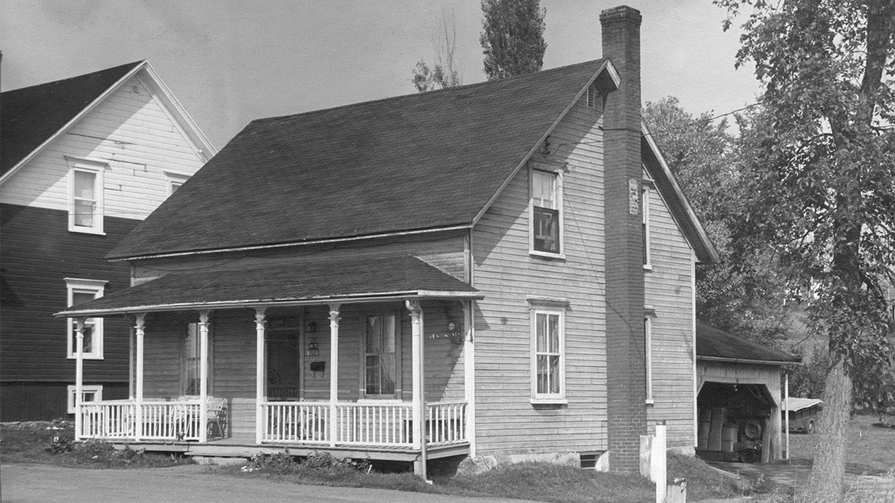 UNE BELLE VIEILLE MAISON À LA STATION