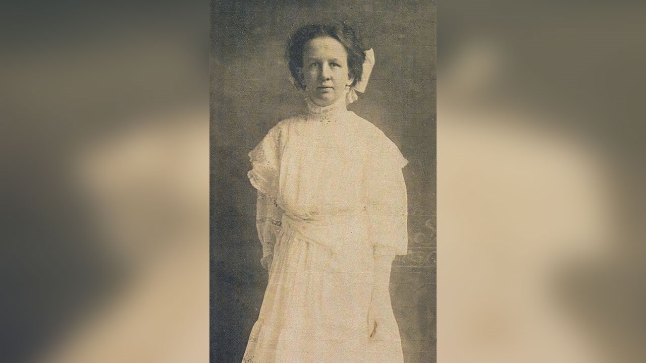 EDITH ROSS, CHÂTELAINE DU MANOIR POZER