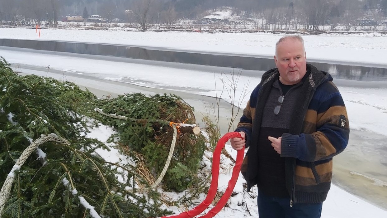 Beauceville: les estacades installées sous la supervision du maire Veilleux