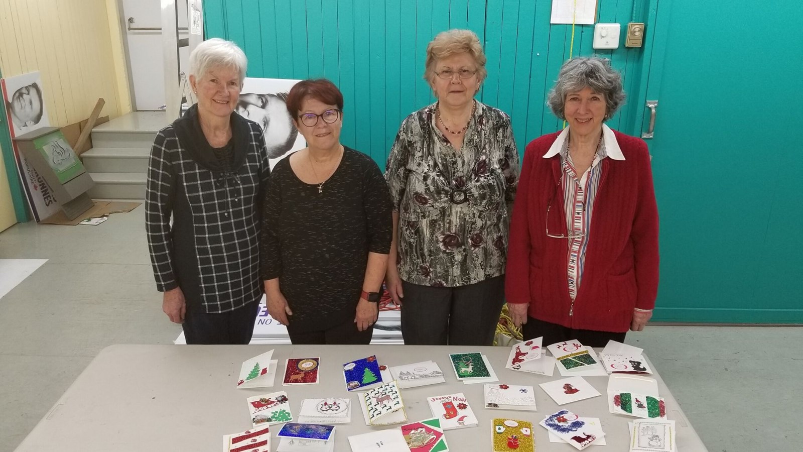 Les jeunes scouts ont été guidés dans leur travail par quatre dames d'expérience dans la fabrication des cartes de Noël.