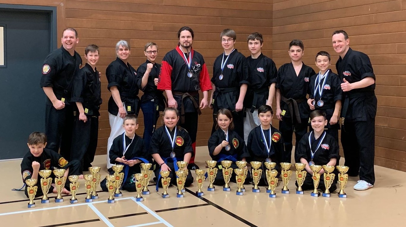 Arrière : Senseï Christian Roy, Alexy Grondin, Suzie Roy, Yohann Grondin, Daniel Guay, Samuel Labrie,Philip Poulin, Derek Breton, Nicolas Ménard, Senseï Jean-Pierre Caron
Avant : Jean-Raphaël Chrétien, Olivier Ménard, Maëly Jalbert, Christophe Jalbert, Jean-Gabriel Chrétien, Lucas Roy