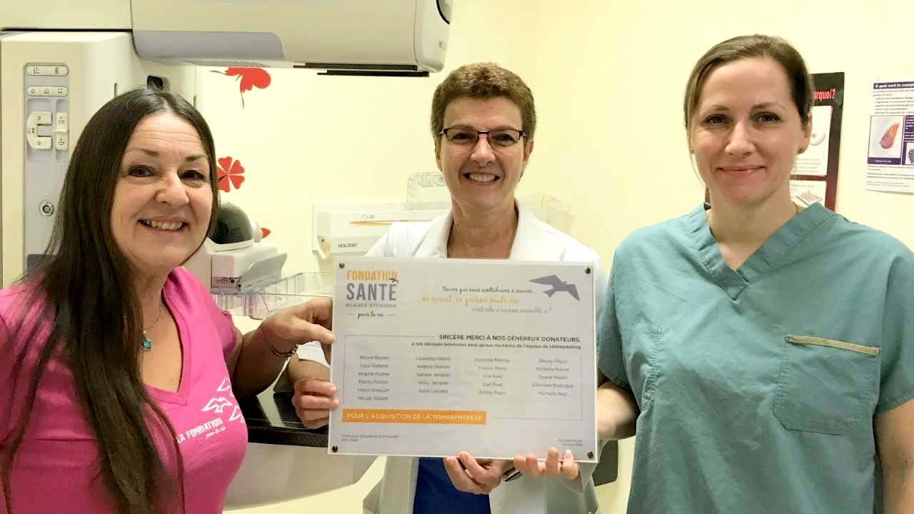 Luce Dallaire, directrice de la Fondation Santé Beauce-Etchemin, Andrée Camiré, coordonnatrice du département de mammographie de l’imagerie médicale de l’Hôpital de Saint-Georges et Dre Chanel Houde, radiologiste.