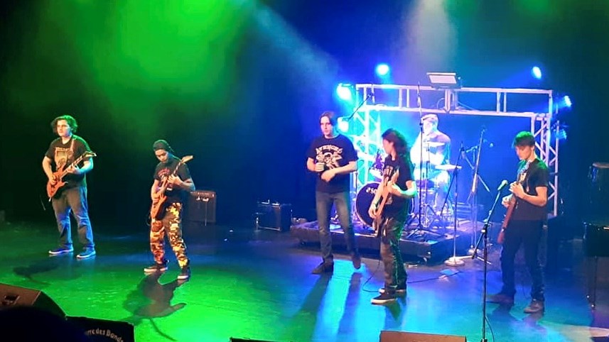 Le groupe Covergirl de l'École des Appalaches durant leur performance.