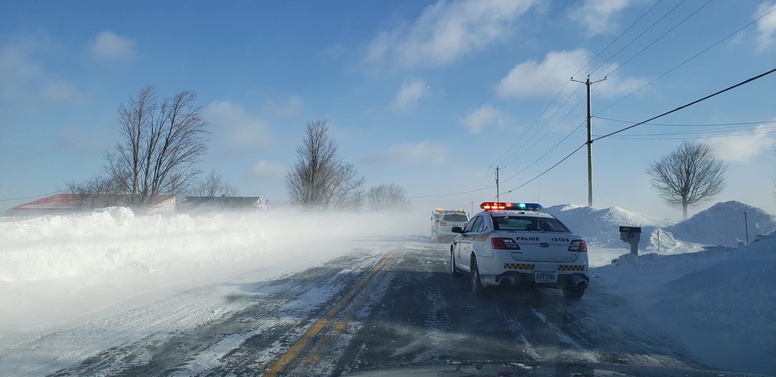 La poudrerie a causé plusieurs accrochages sur les routes. Plusieurs sont encore fermées.