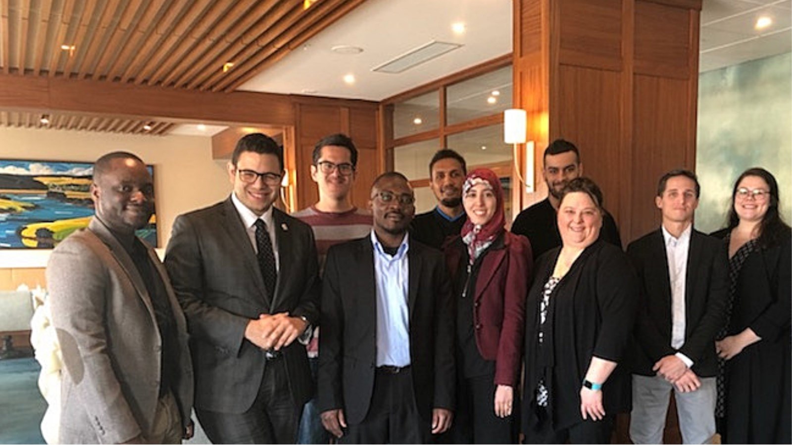 Vadislas Guédou, Samuel Poulin, député de Beauce-Sud, Mauricio Huaman, xxx xxxx,  Romain Clorate, Aicha Abouyassime, Samy Chninak, Marie-Josée Bolduc, directrice du Carrefour jeunesse-emploi de Beauce-Sud, Paul Gluard et Justine Lapierre Poulin, agente de migration Place aux jeunes.
