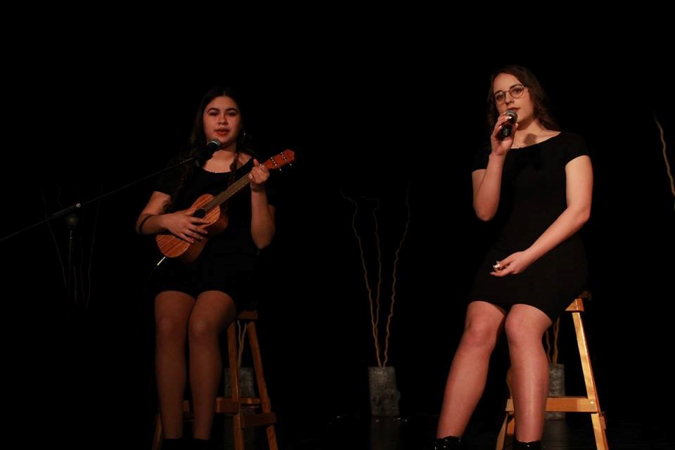 À gauche, Leana Henriquez, et à droite, Annabelle Couture-Pilote, qui ont interprété « Mappemonde » des sœurs Boulay.