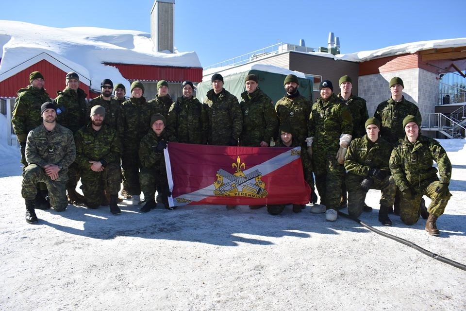 L’équipe du Régiment de la Chaudière accompagnée des équipes des Voltigeurs de Québec et du Sherbrooke Hussard. Les trois régiments représentaient le 35e groupe-brigade du Canada durant la compétition.