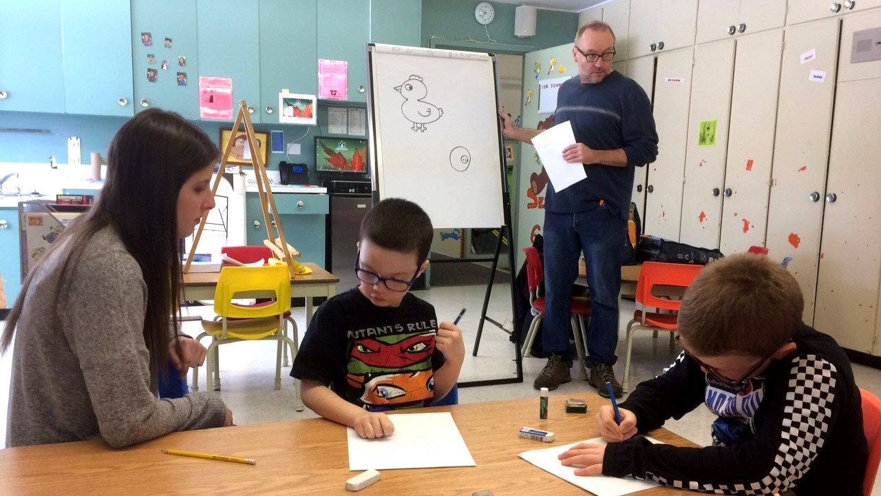 Les enfants ont reçu la visite de l’illustrateur Patrick Maranda qui leur a donné ses conseils pour dessiner les animaux de la ferme.
