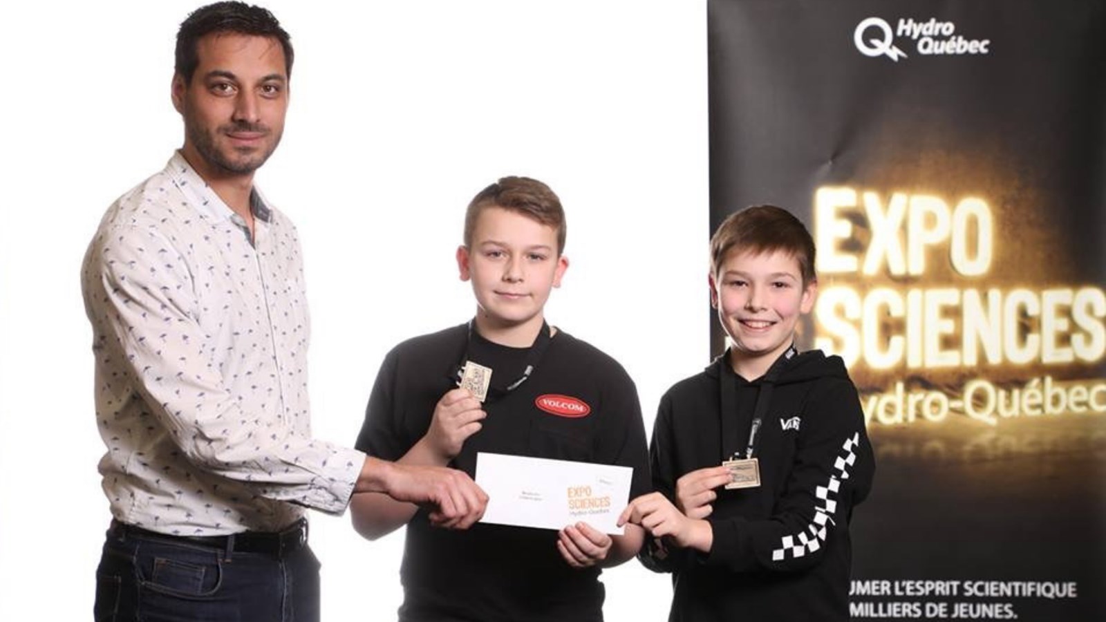 Olivier Pruneau et Félix Pelletier recevant leur médaille d'or