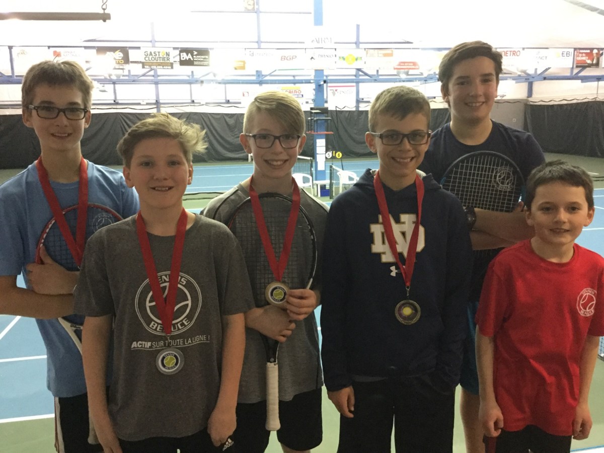 Les joueurs de la classe Juniors, de gauche à droite : Julien Bernard-Grenier, David Corriveau, Alexandre Turcotte, Jack Williams, Albert Lacasse et Émile Laflamme. 