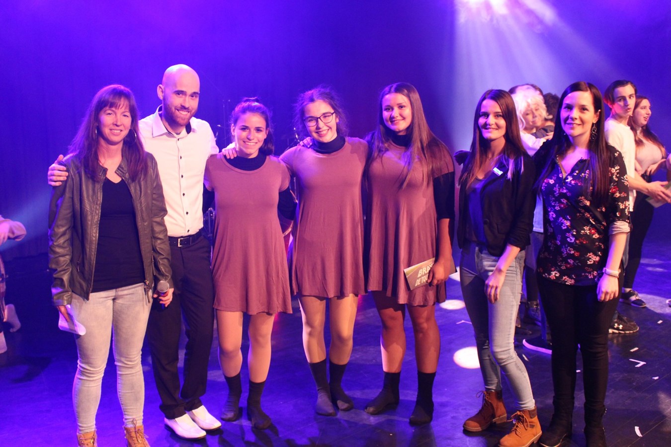 Photo - « Faufile » : Karine Ferland, Pier-Alexandre Boutin, Audrey Bergeron, Emmy Fortier, Laura-Gabrielle Roy. Érika Leroux et Trycia Turcotte.