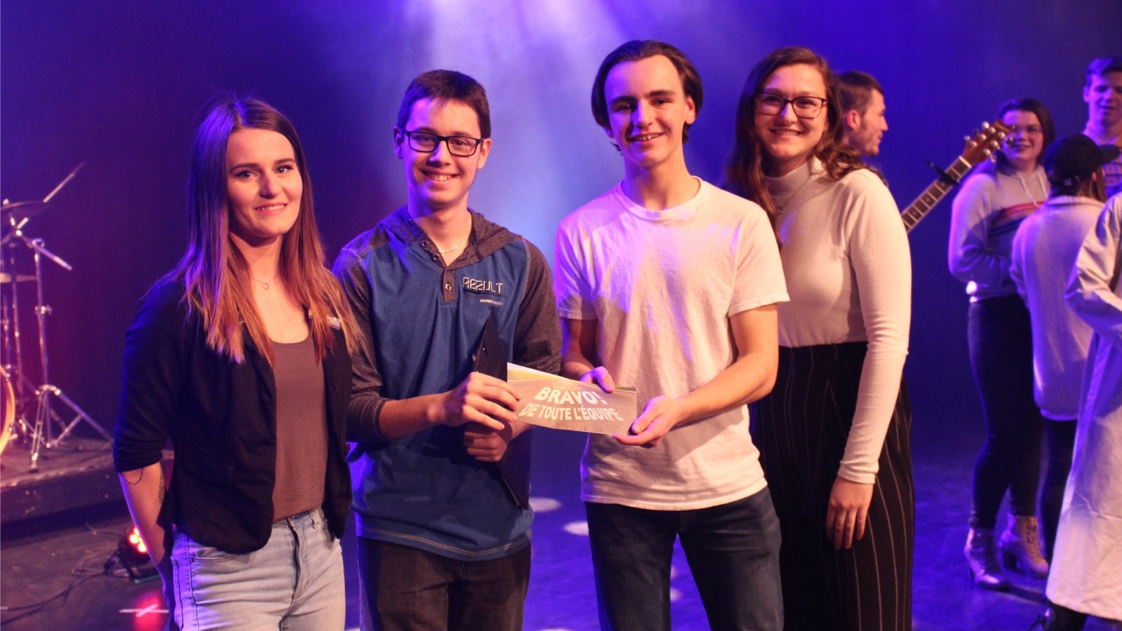 Photo - « Qui est au premier » : Érika Leroux, école de conduite Permis +, Thomas Quirion, Olivier Fortier et Anne-Sophie Fortin, vice-présidente du conseil des élèves.