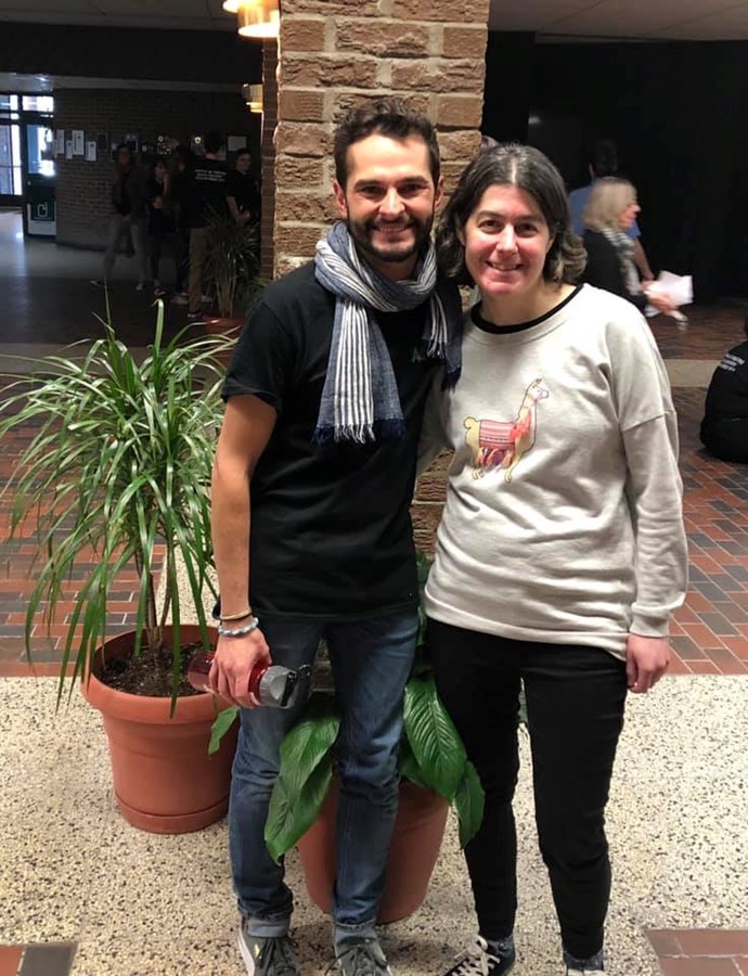Philippe Gobeil avec Annick Lefebvre, l’auteure du conte urbain « Ce qui dépasse » et qu'il a adapté pour sa troupe de troisième secondaire.